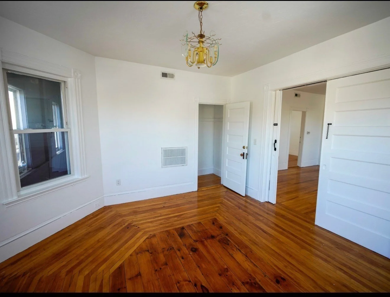 3 bed, 1 bath apartment for rent at 4 Greenwood St Unit 3-Room, Worcester — photo 4 of 13