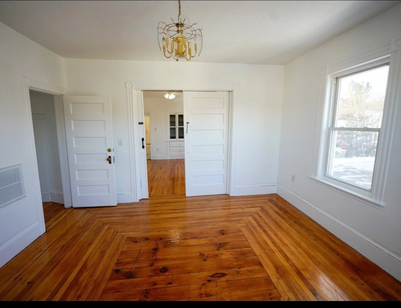 3 bed, 1 bath apartment for rent at 4 Greenwood St Unit 3-Room, Worcester — photo 3 of 13