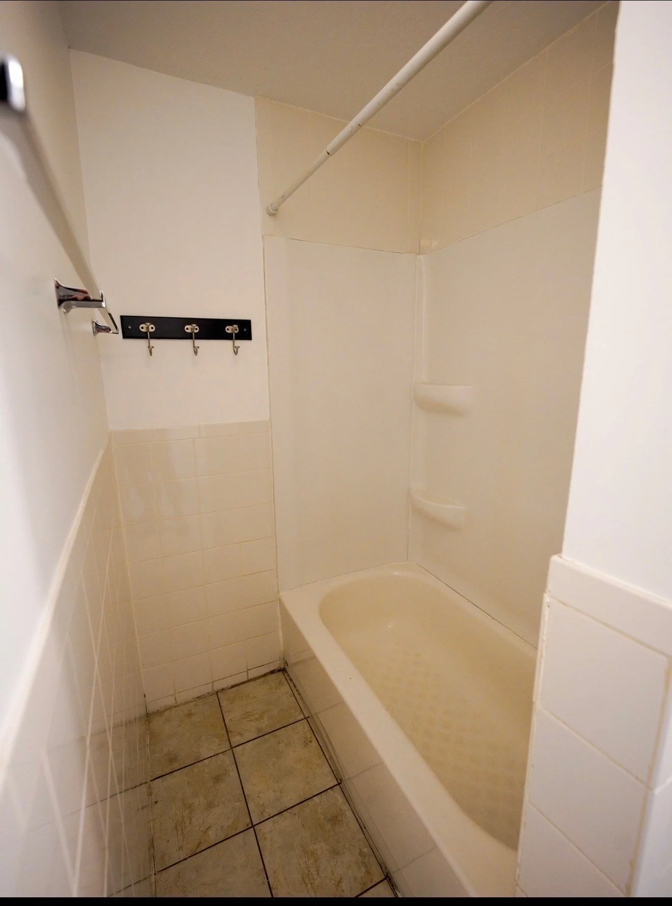 3 bed, 1 bath apartment for rent at 4 Greenwood St Unit 3-Room, Worcester — photo 7 of 13