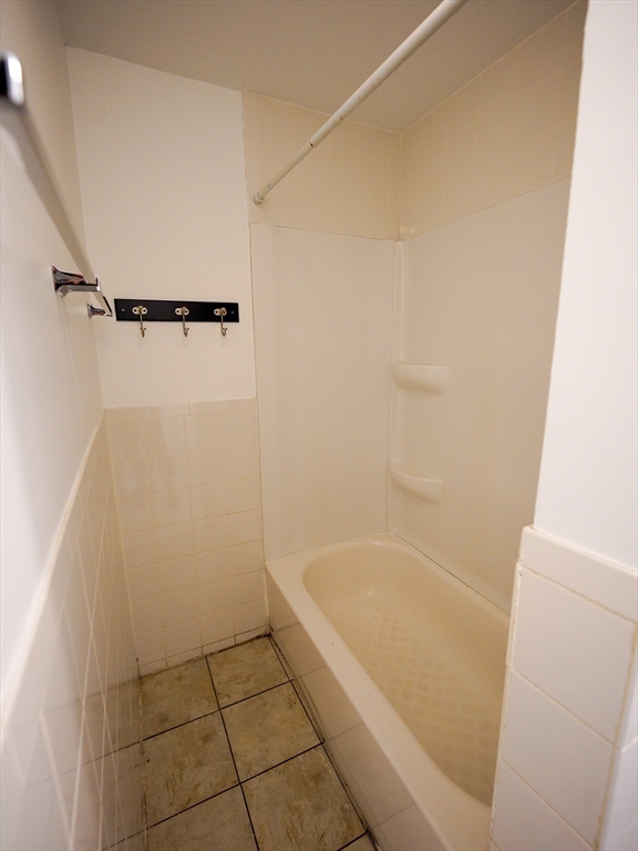 3 bed, 1 bath apartment for rent at 4 Greenwood St Unit 3, Worcester — photo 2 of 16