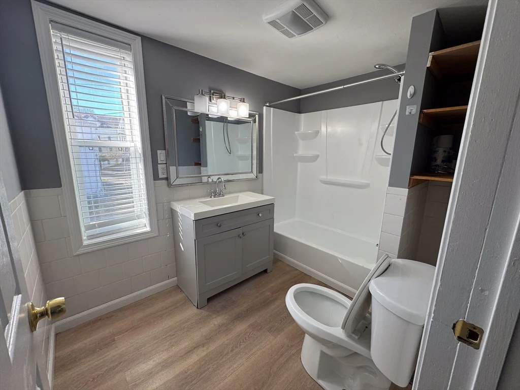 4 bed, 1 bath apartment for rent at 4 Greenwood Unit 2, Worcester — photo 4 of 8