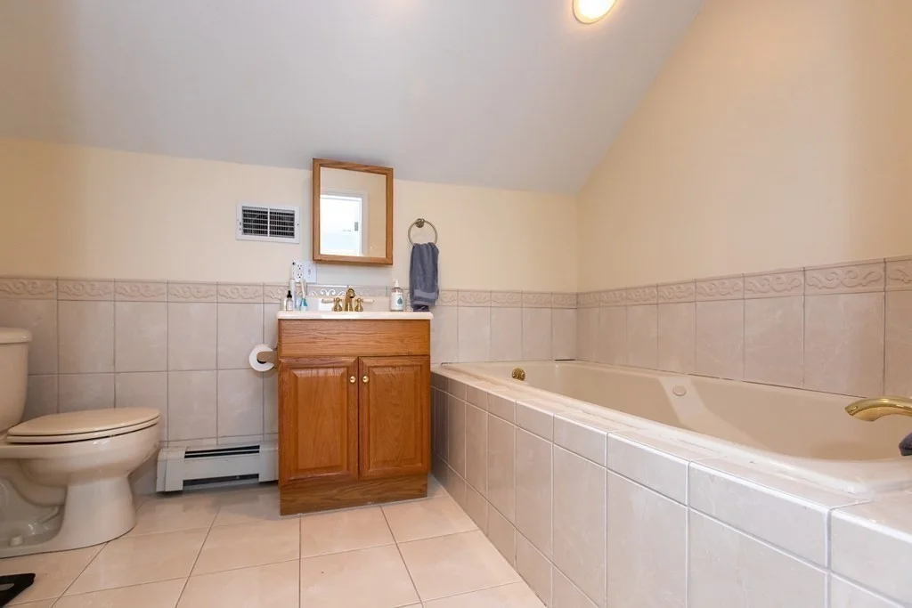 4 bed, 2 bath apartment for rent at 4 Gunrock Ave Unit 0, Hull — photo 10 of 19