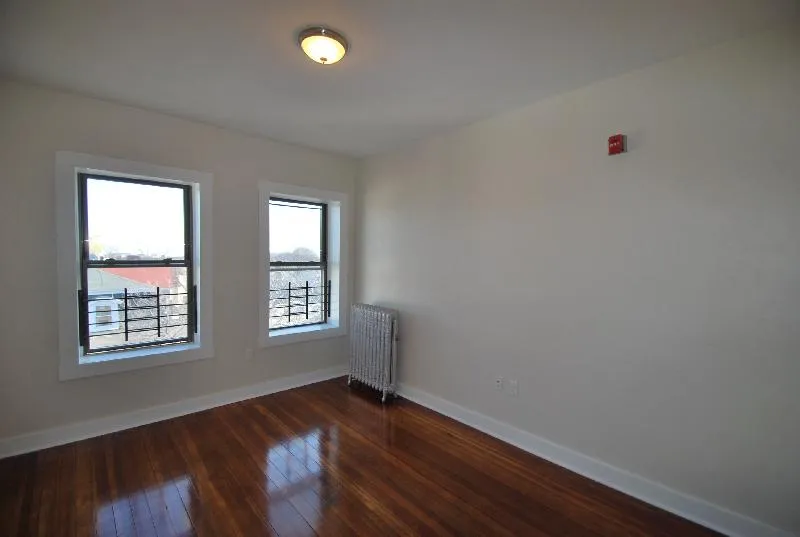 3 bed, 1 bath apartment for rent at 4 Hamlet St Unit 4, Dorchester — photo 5 of 10