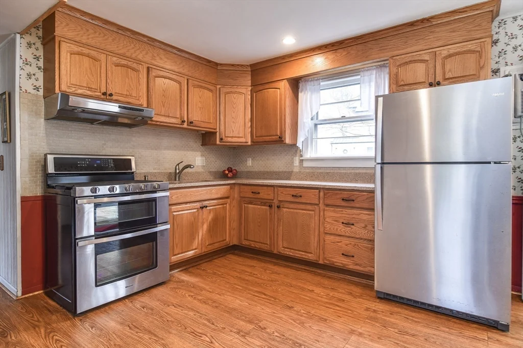 4 bed, 1 bath apartment for rent at 4 Hardwick Rd, Natick — photo 4 of 20
