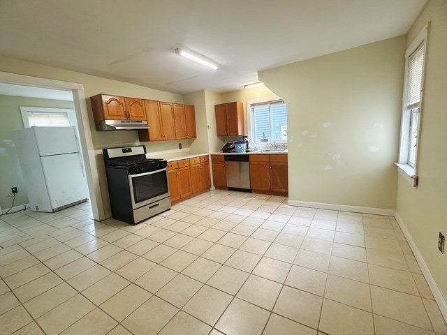 4 bed, 2 bath apartment for rent at 4 Harrison St Unit 1, Natick — photo 2 of 12