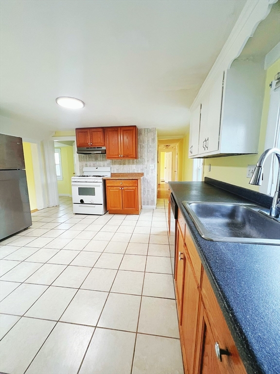 3 bed, 1 bath apartment for rent at 4 Harrison St Unit 2, Natick