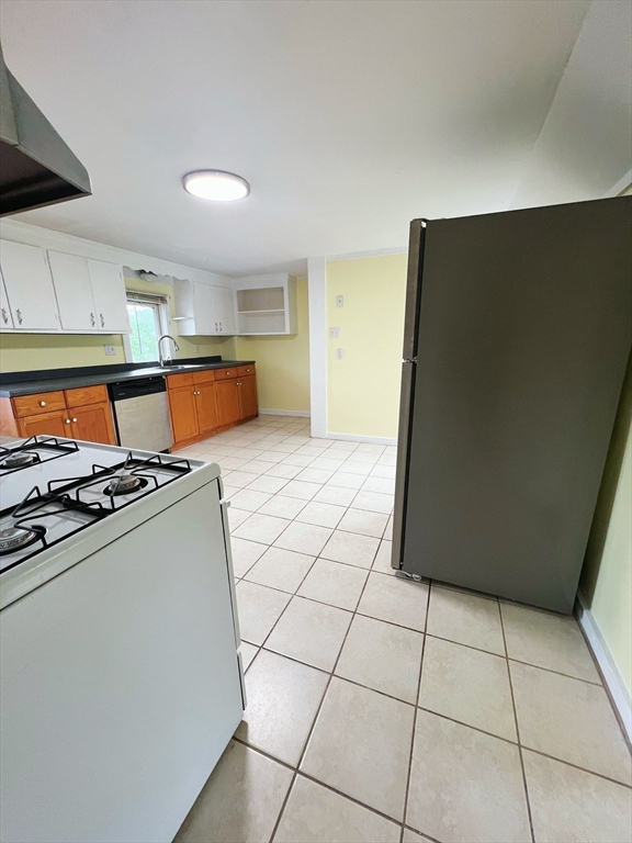 3 bed, 1 bath apartment for rent at 4 Harrison St Unit 2, Natick — photo 2 of 15