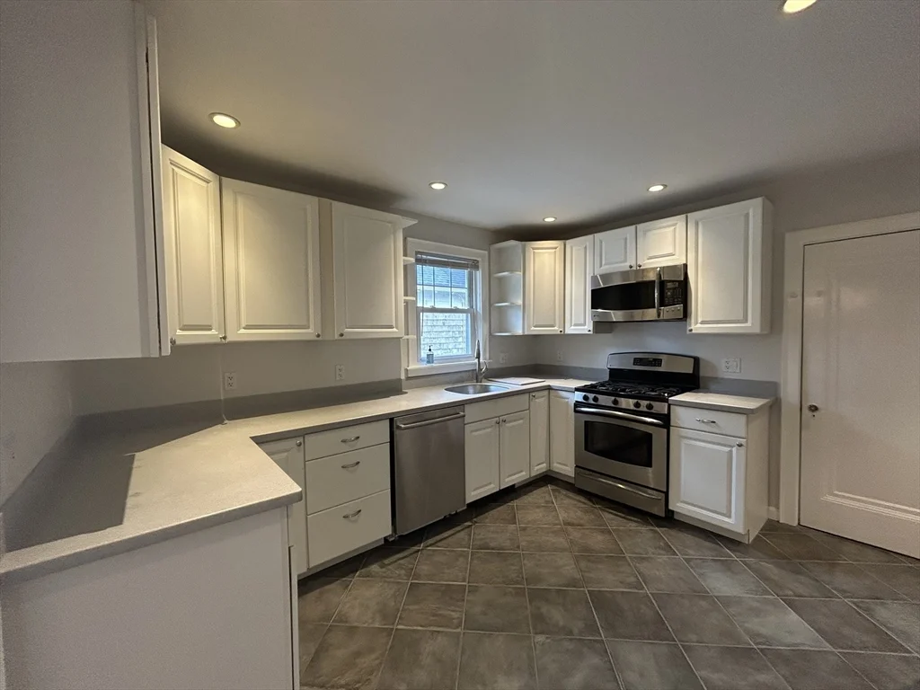 3 bed, 1 bath apartment for rent at 4 Harvard Rd Unit 0, Belmont — photo 5 of 36