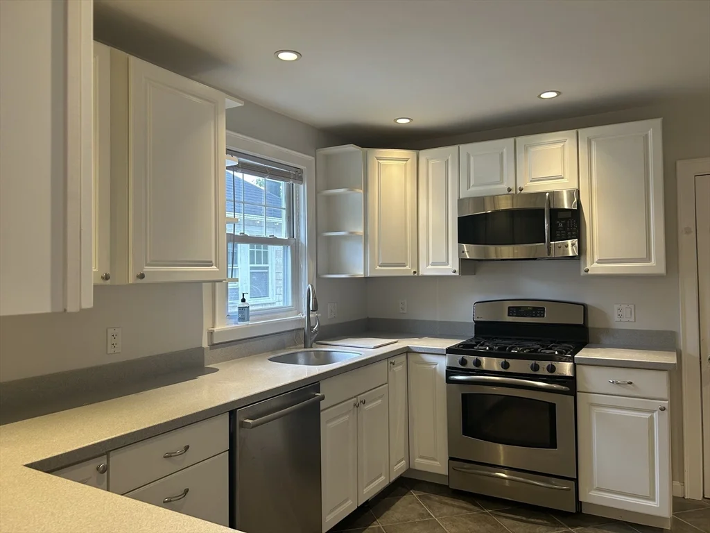 3 bed, 1 bath apartment for rent at 4 Harvard Rd Unit 0, Belmont — photo 3 of 36