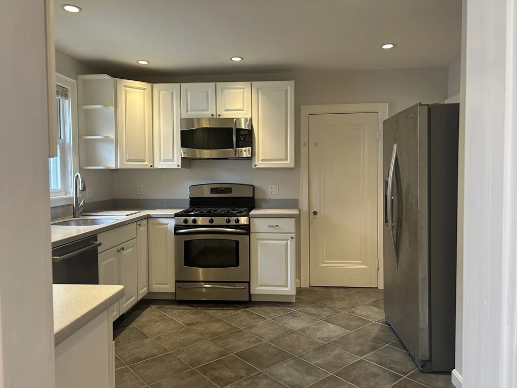 3 bed, 1 bath apartment for rent at 4 Harvard Rd Unit 0, Belmont — photo 4 of 36