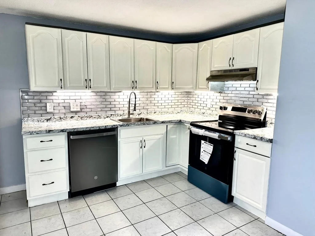 2 bed, 1 bath apartment for rent at 4 Hazelwood Unit 6, Dracut — photo 1 of 12