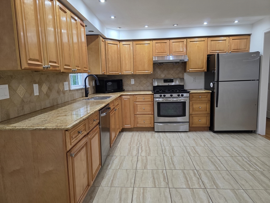 3 bed, 3 bath apartment for rent at 4 Hickey Dr, Framingham — photo 13 of 30