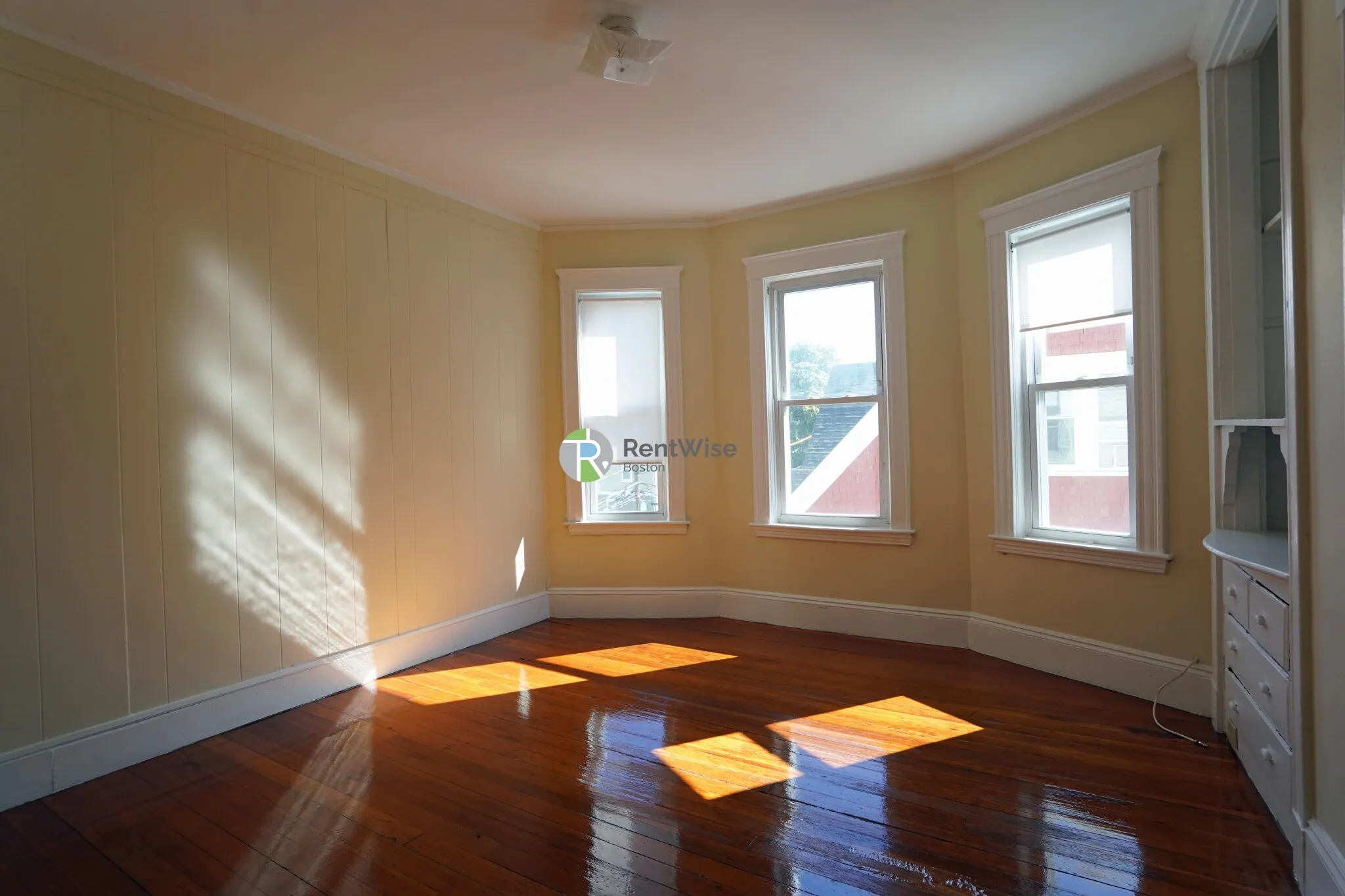 3 bed, 2 bath apartment for rent at 4 Imrie Rd Unit 3, Brighton — photo 2 of 20
