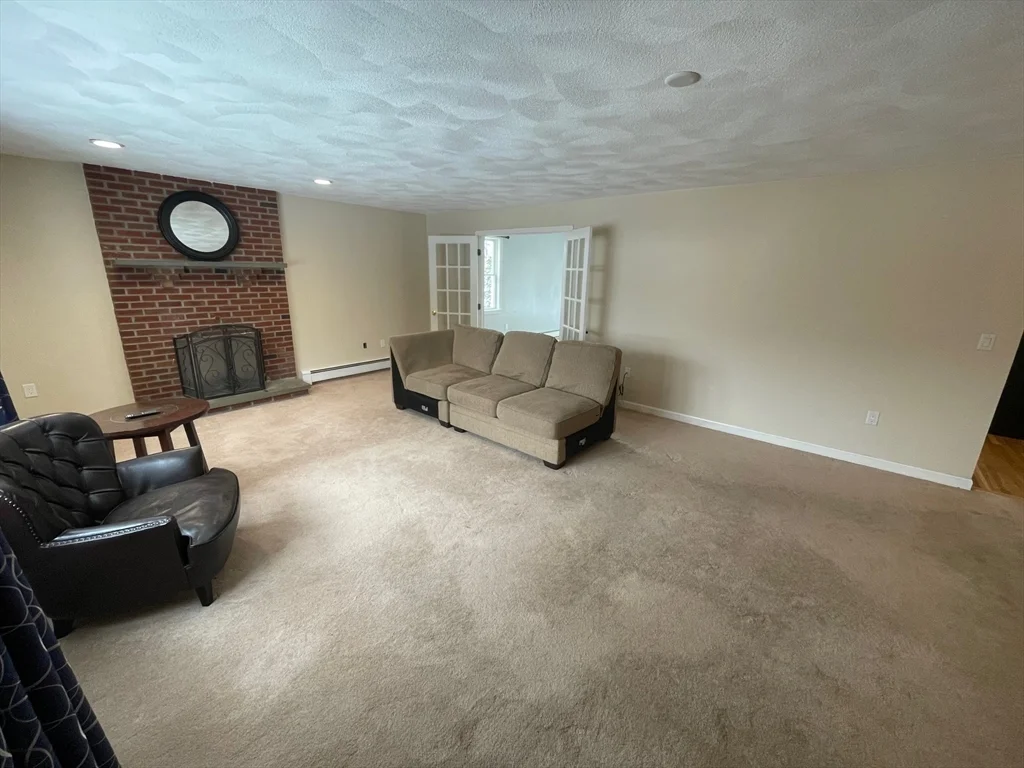 3 bed, 2 bath apartment for rent at 4 Indiana Ave Unit 4, Woburn — photo 3 of 26