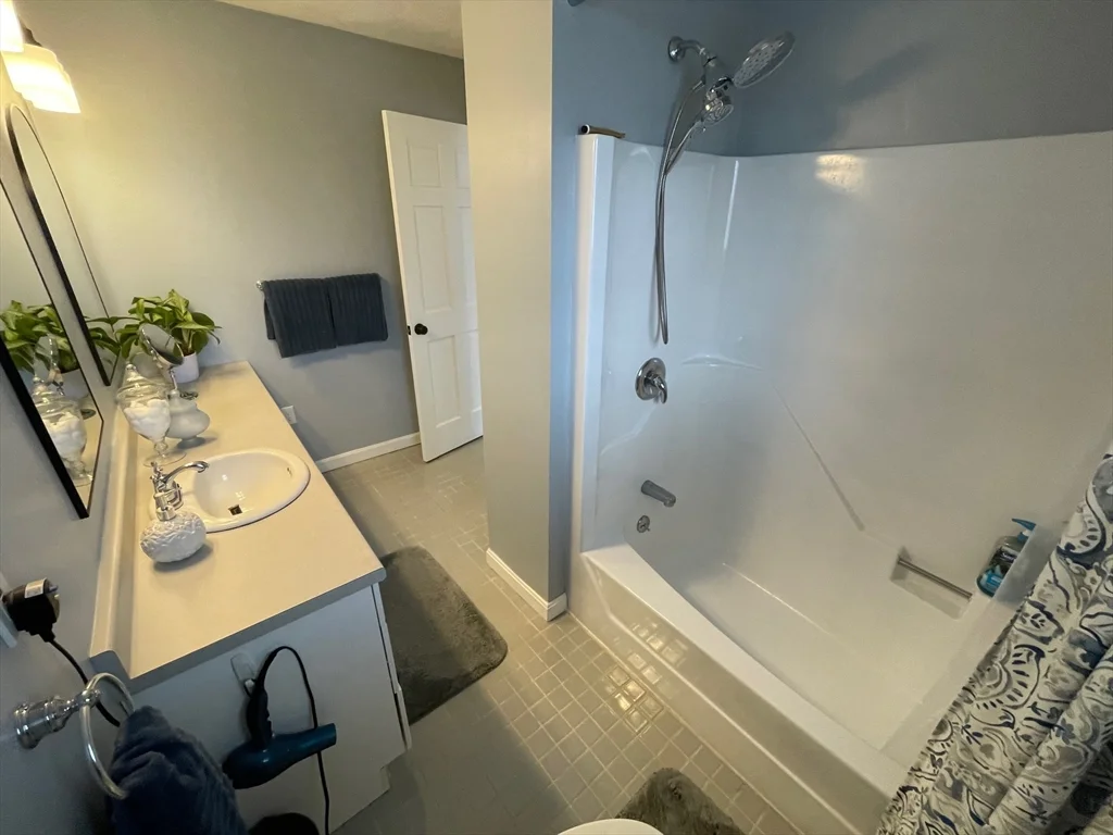3 bed, 2 bath apartment for rent at 4 Indiana Ave Unit 4, Woburn — photo 22 of 26