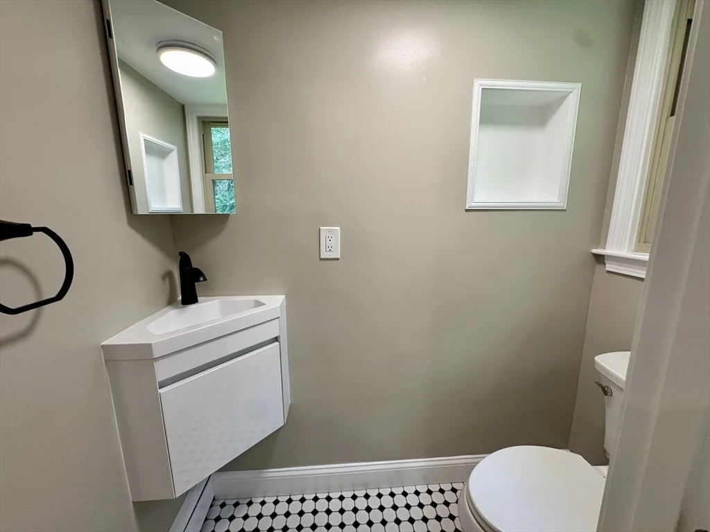 3 bed, 1 bath apartment for rent at 4 Link St Unit 0, Foxboro — photo 12 of 16