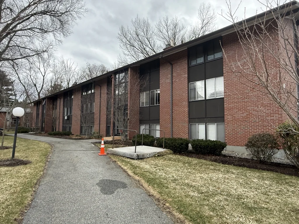 2 bed, 1 bath apartment for rent at 4 Longwood Dr Unit 3, Andover — photo 3 of 14