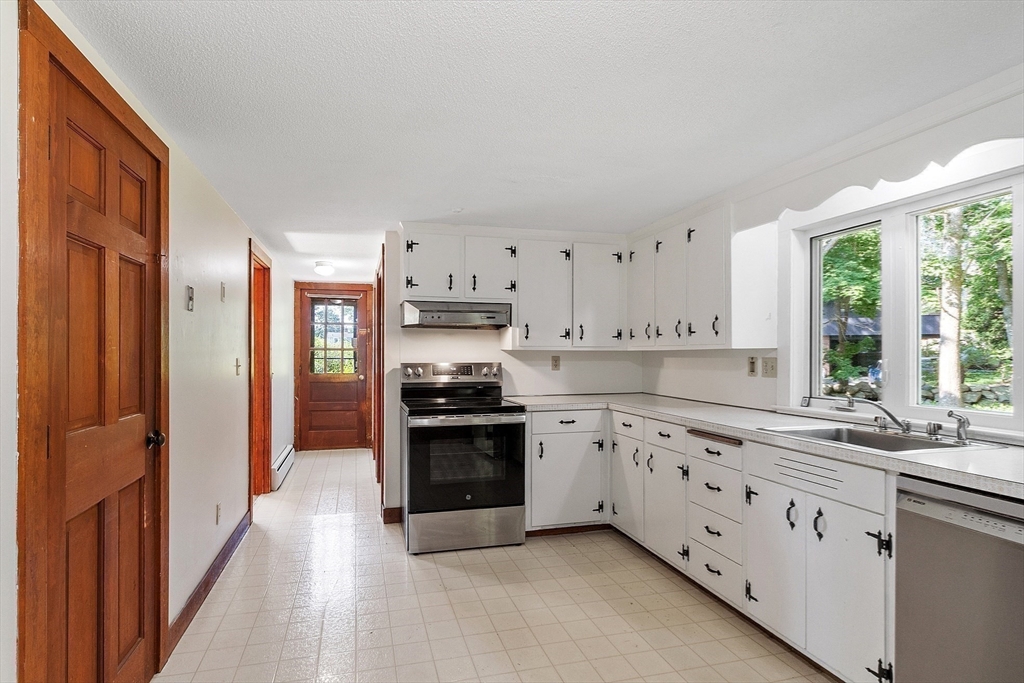4 bed, 2 bath apartment for rent at 4 Lowest Ln Unit 0, Rockport — photo 17 of 36