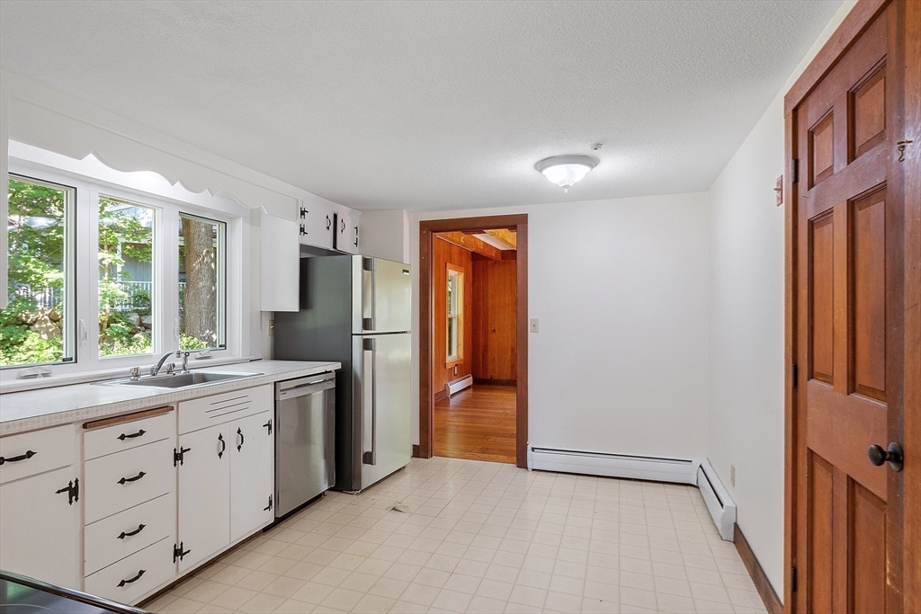 4 bed, 2 bath apartment for rent at 4 Lowest Ln Unit 0, Rockport — photo 15 of 36