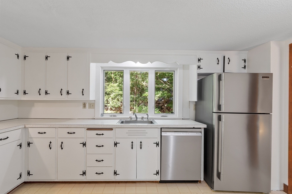 4 bed, 2 bath apartment for rent at 4 Lowest Ln Unit 0, Rockport — photo 16 of 36