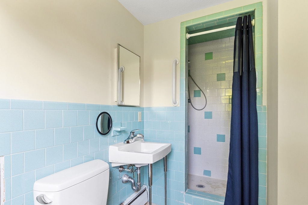 4 bed, 2 bath apartment for rent at 4 Lowest Ln Unit 0, Rockport — photo 19 of 36