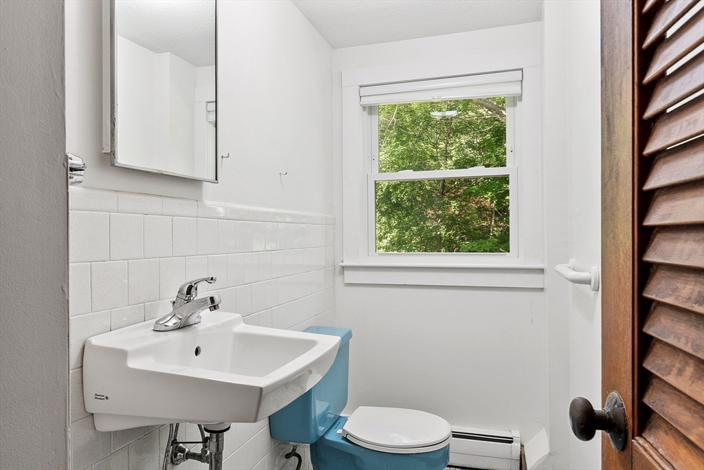 4 bed, 2 bath apartment for rent at 4 Lowest Ln Unit 0, Rockport — photo 23 of 36
