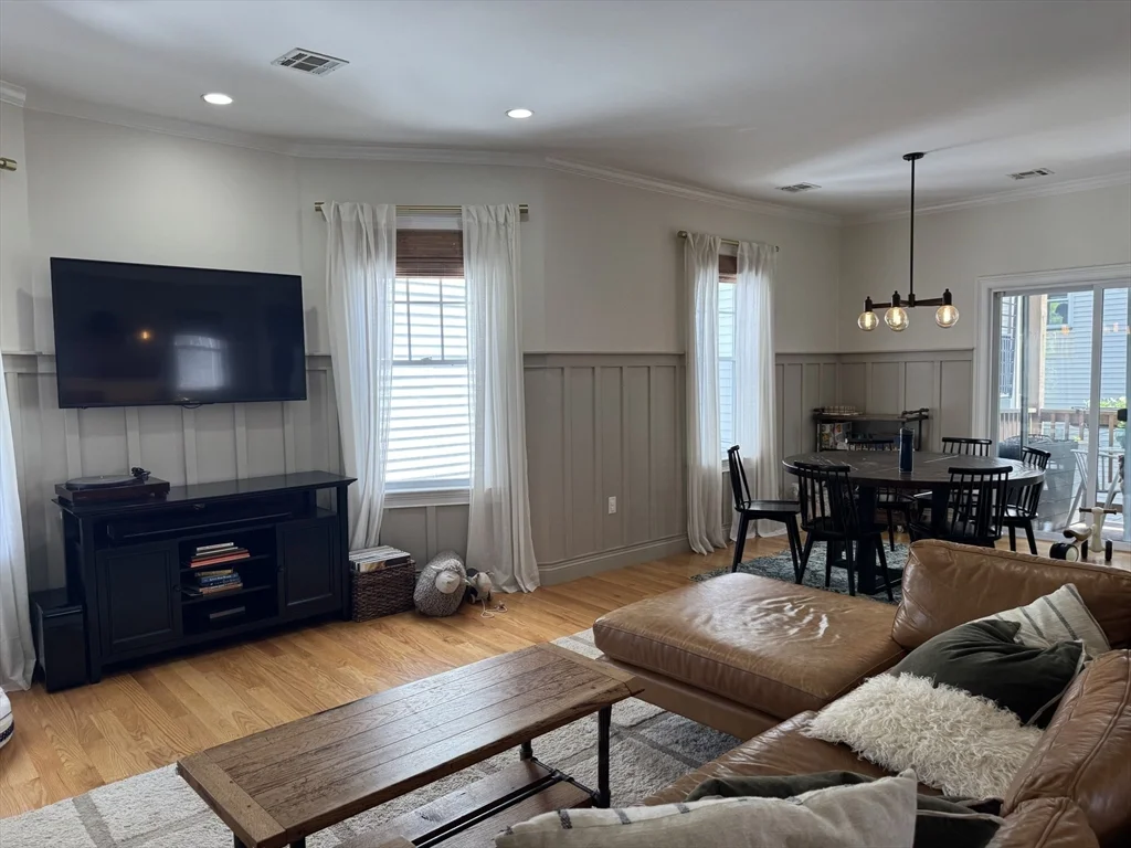 3 bed, 1 bath apartment for rent at 4 Maryland St Unit 2, Dorchester — photo 3 of 23