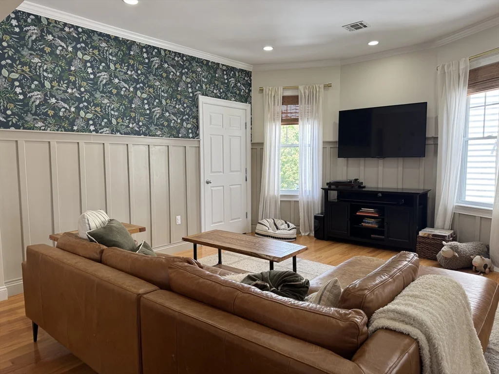 3 bed, 1 bath apartment for rent at 4 Maryland St Unit 2, Dorchester — photo 2 of 23