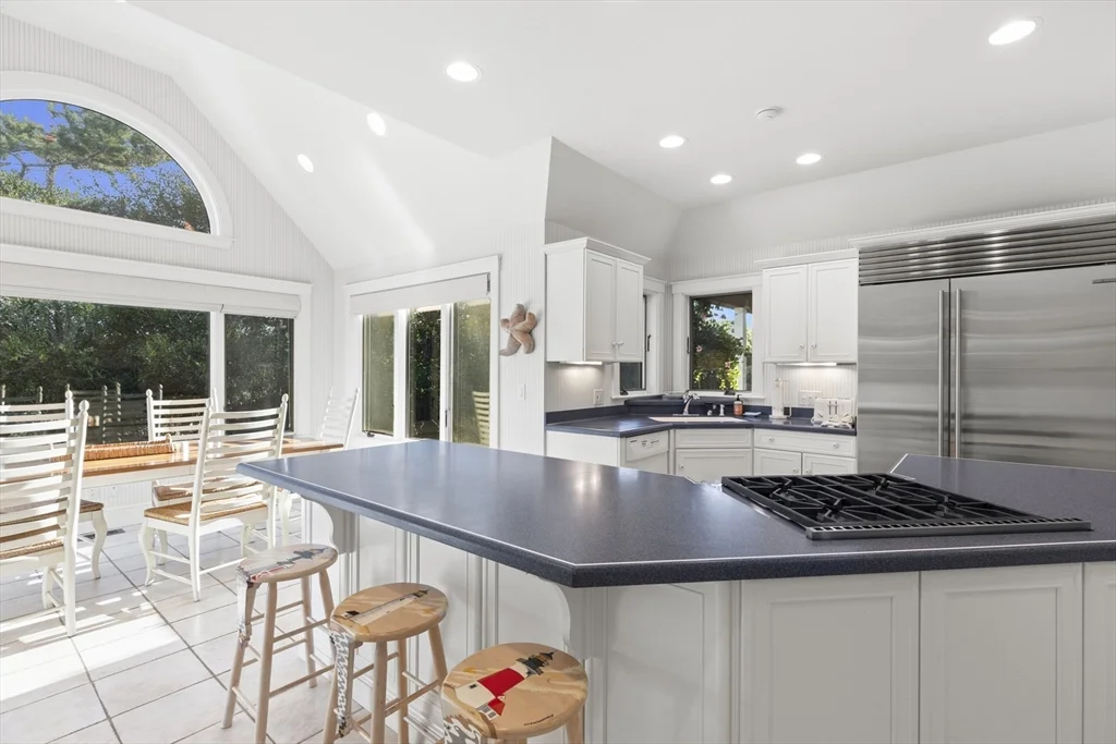 5 bed, 4+ bath apartment for rent at 4 Maxey Pond Rd, Nantucket — photo 10 of 34