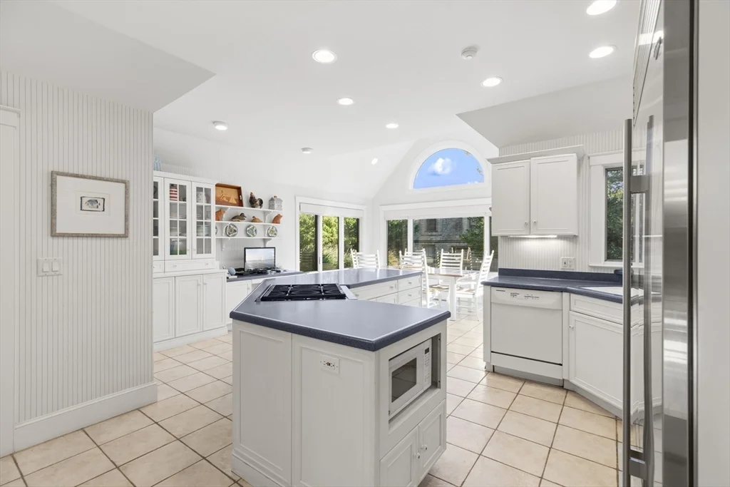 5 bed, 4+ bath apartment for rent at 4 Maxey Pond Rd, Nantucket — photo 9 of 34