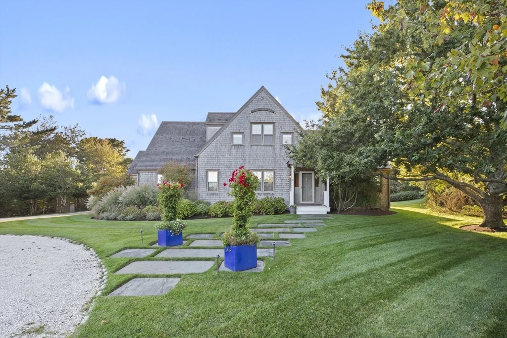 5 bed, 4+ bath apartment for rent at 4 Maxey Pond Rd, Nantucket — photo 3 of 34