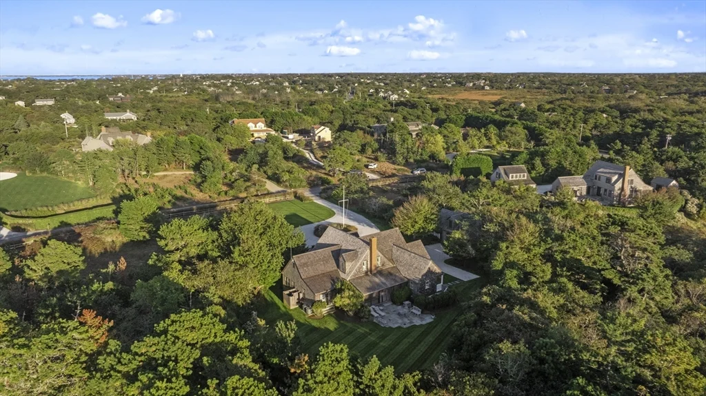 5 bed, 4+ bath apartment for rent at 4 Maxey Pond Rd, Nantucket — photo 8 of 34