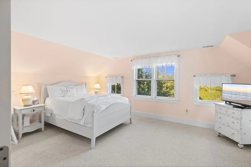 5 bed, 4+ bath apartment for rent at 4 Maxey Pond Rd, Nantucket — photo 20 of 34