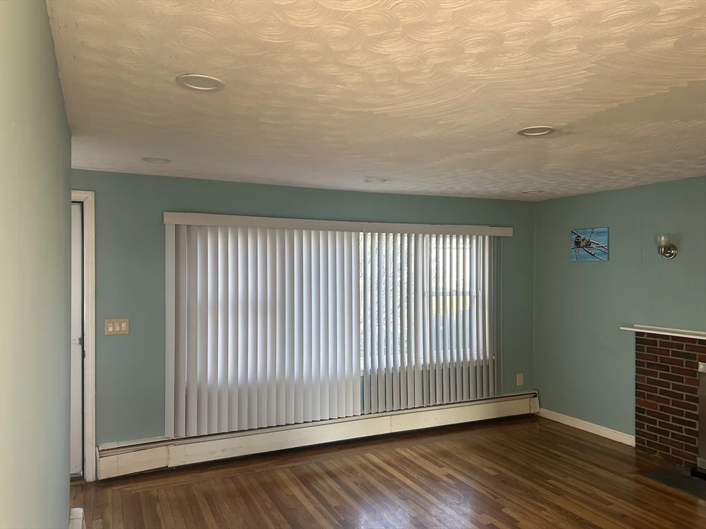 3 bed, 2 bath apartment for rent at 4 Meadowview Ln, Milford — photo 3 of 23