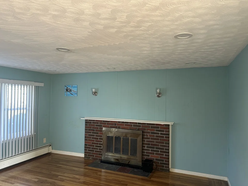 3 bed, 2 bath apartment for rent at 4 Meadowview Ln, Milford — photo 2 of 23