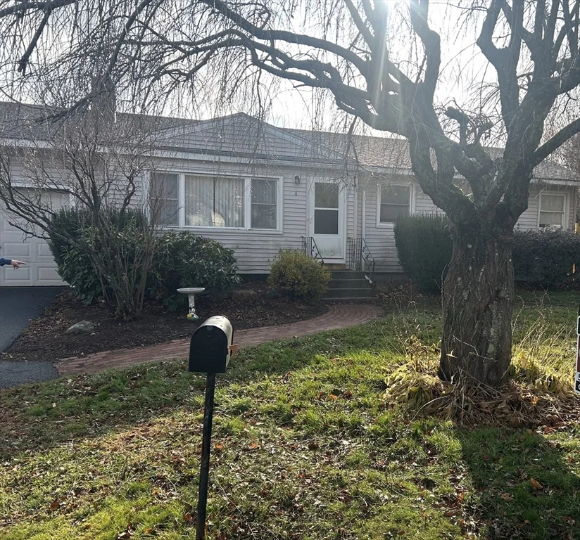 3 bed, 2 bath apartment for rent at 4 Meadowview Ln, Milford — photo 1 of 23