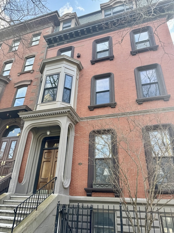 2 bed, 1 bath apartment for rent at 4 Monument Sq Unit 6, Charlestown