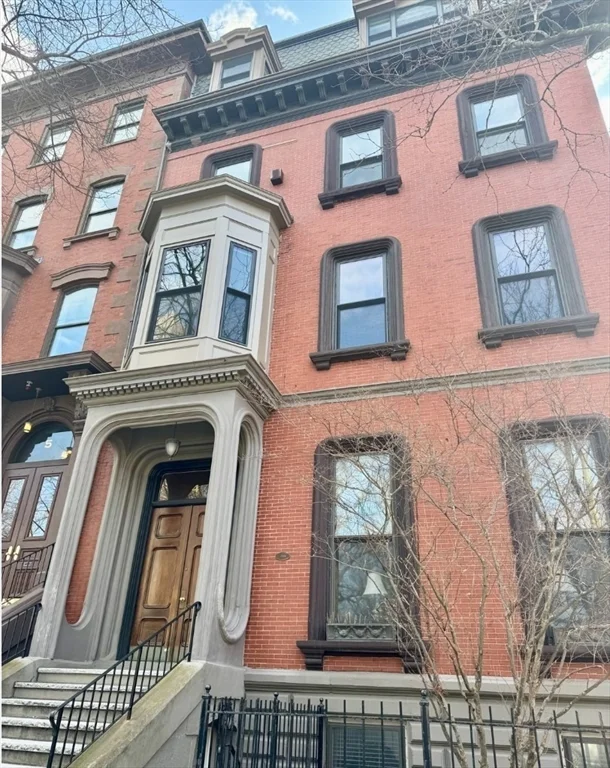 2 bed, 1 bath apartment for rent at 4 Monument Sq Unit PH, Charlestown — photo 2 of 20