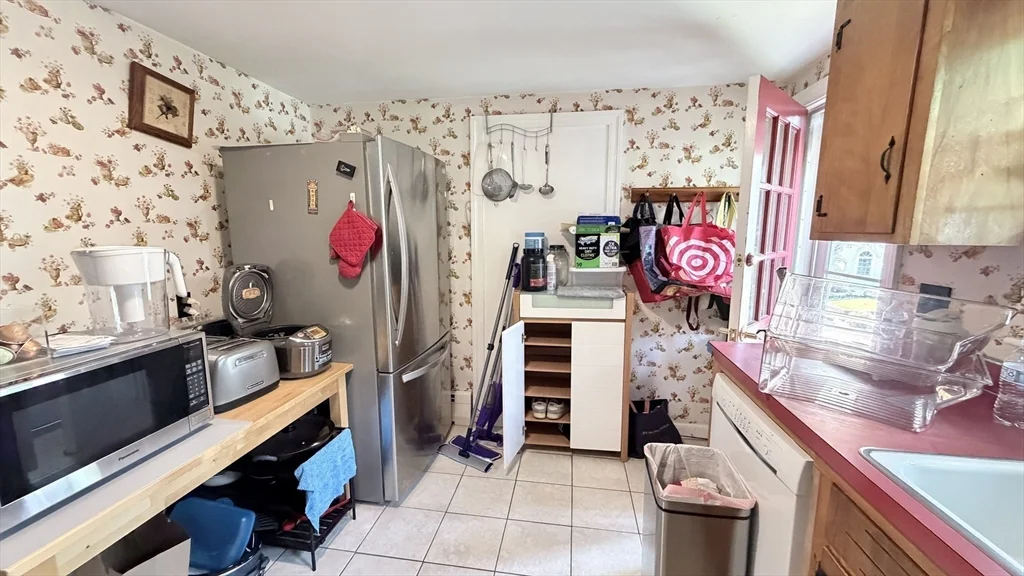4 bed, 2 bath apartment for rent at 4 Mossdale Rd, Jamaica Plain — photo 5 of 19