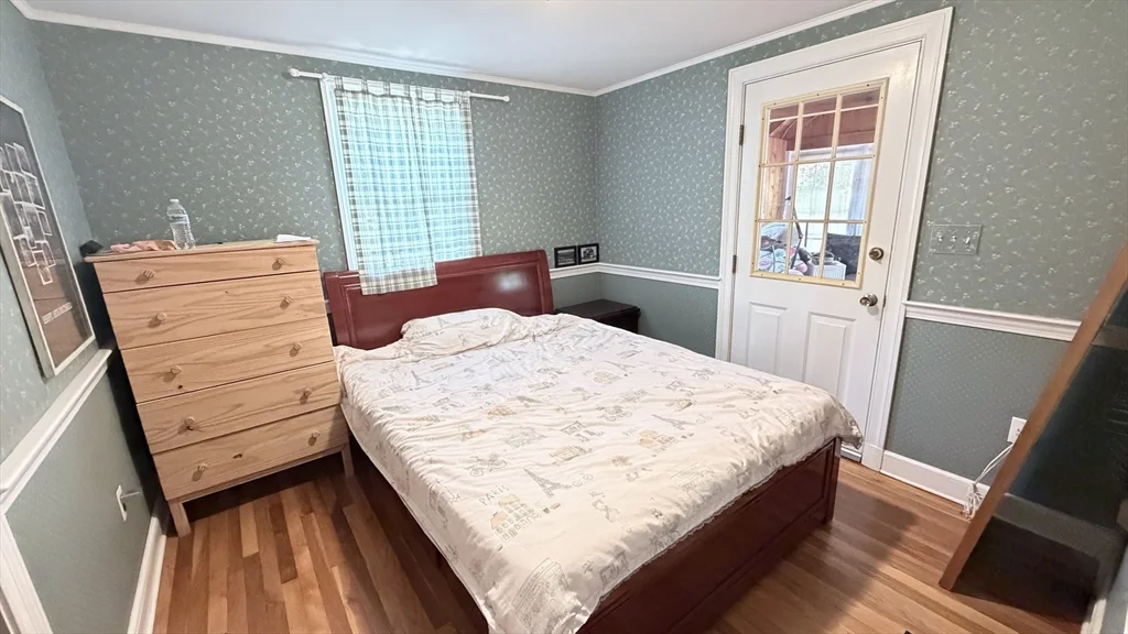 4 bed, 2 bath apartment for rent at 4 Mossdale Rd, Jamaica Plain — photo 8 of 19