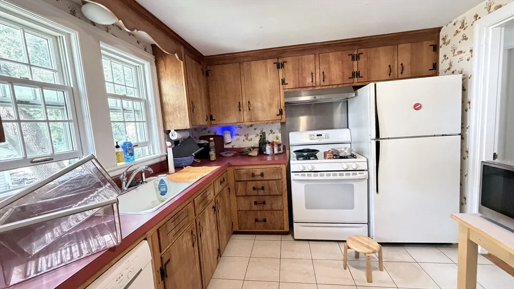4 bed, 2 bath apartment for rent at 4 Mossdale Rd, Jamaica Plain — photo 3 of 19