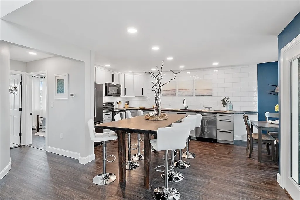 3 bed, 2 bath apartment for rent at 4 Northern Blvd, Plum Island — photo 8 of 41