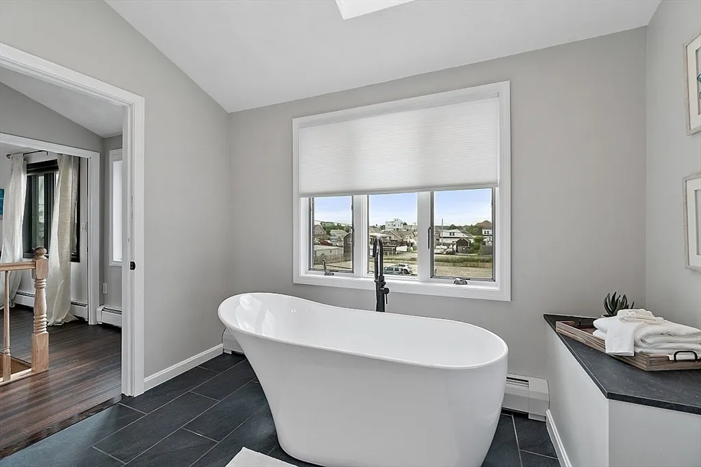 3 bed, 2 bath apartment for rent at 4 Northern Blvd, Plum Island — photo 26 of 41