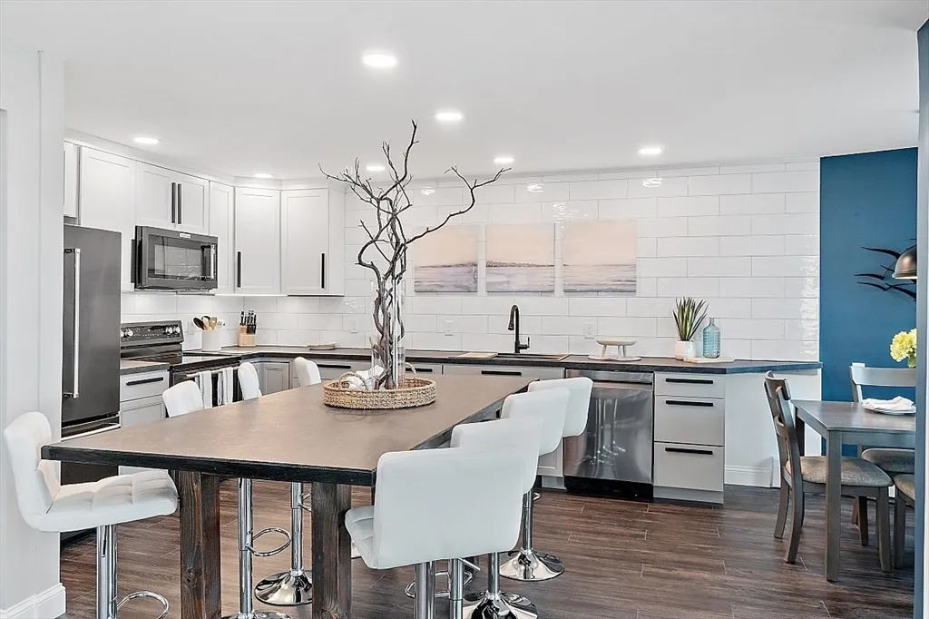 3 bed, 2 bath apartment for rent at 4 Northern Blvd, Plum Island — photo 9 of 41