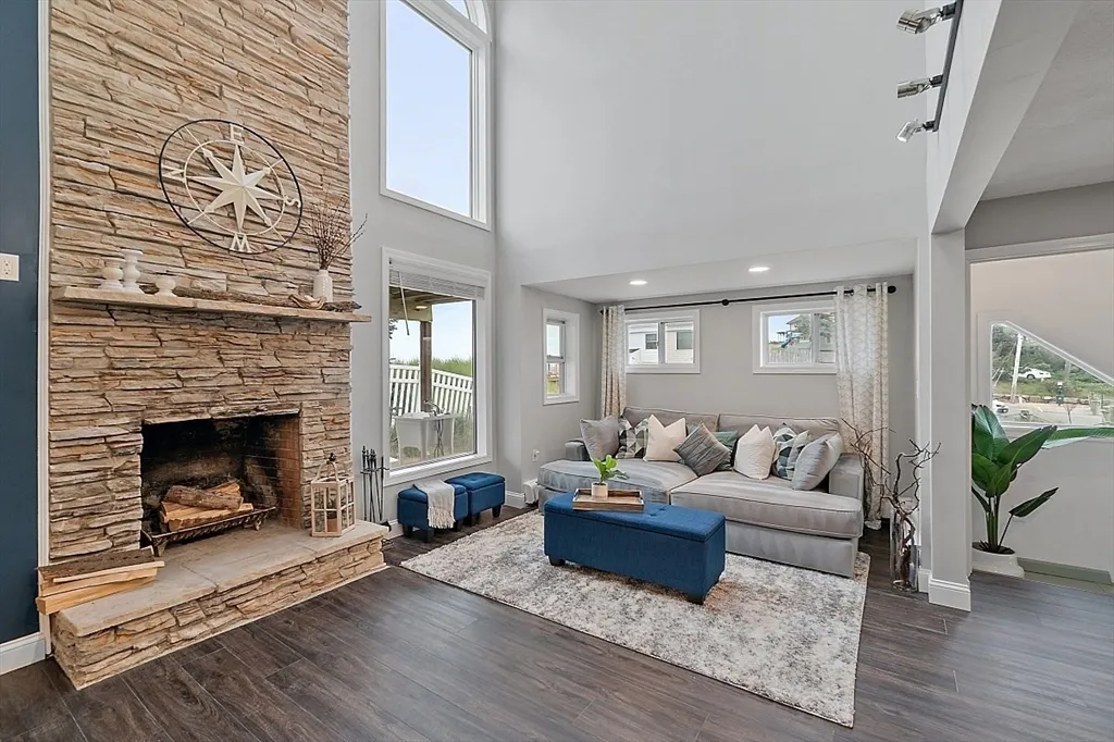 3 bed, 2 bath apartment for rent at 4 Northern Blvd, Plum Island — photo 5 of 41