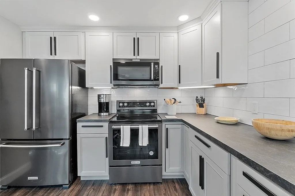 3 bed, 2 bath apartment for rent at 4 Northern Blvd, Plum Island — photo 10 of 41