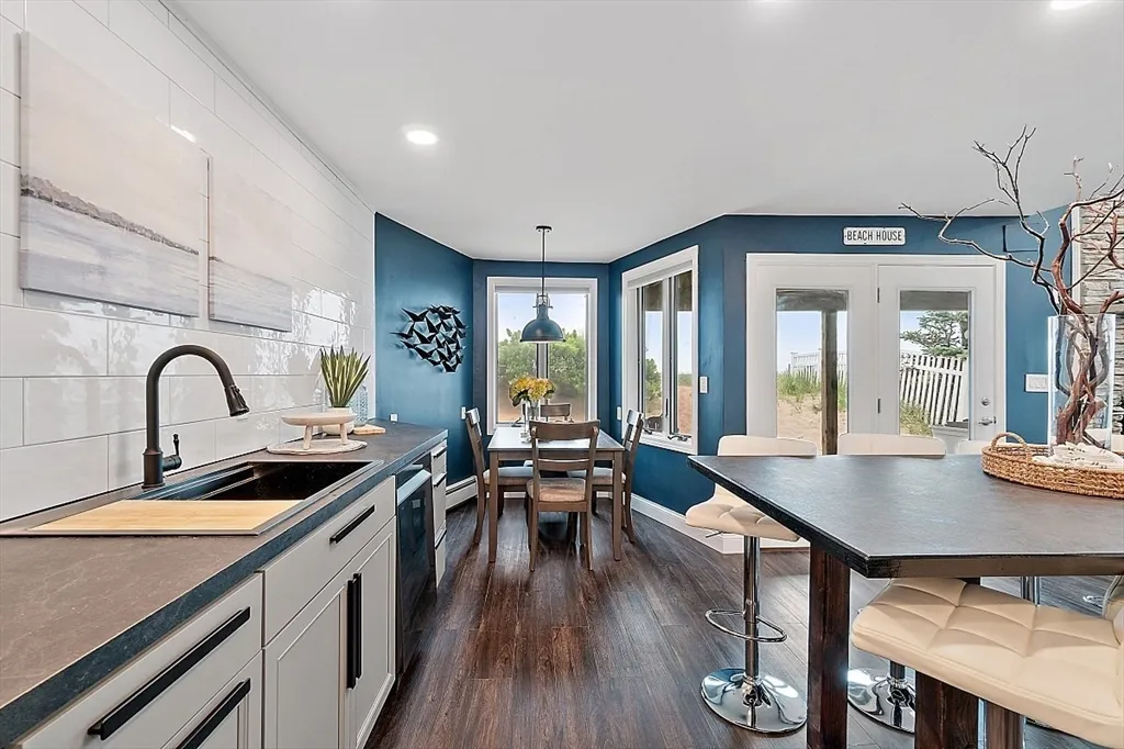 3 bed, 2 bath apartment for rent at 4 Northern Blvd, Plum Island — photo 11 of 41