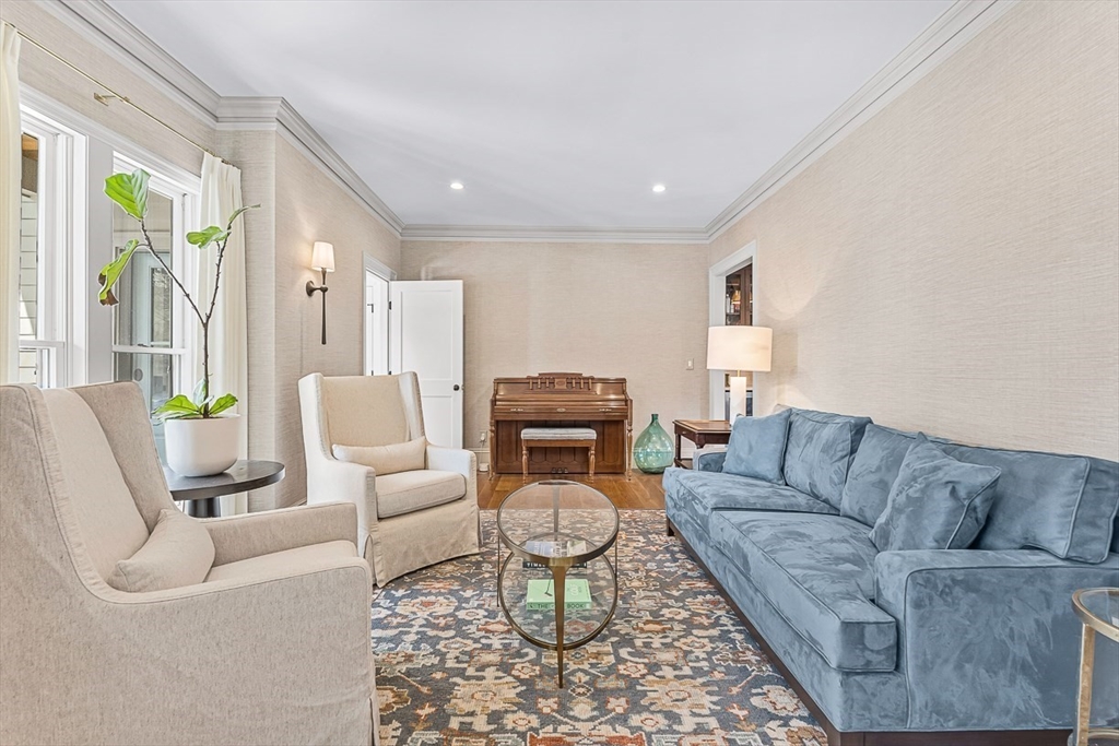 4 bed, 3 bath apartment for rent at 4 Norwood St Unit 4, Winchester — photo 4 of 35