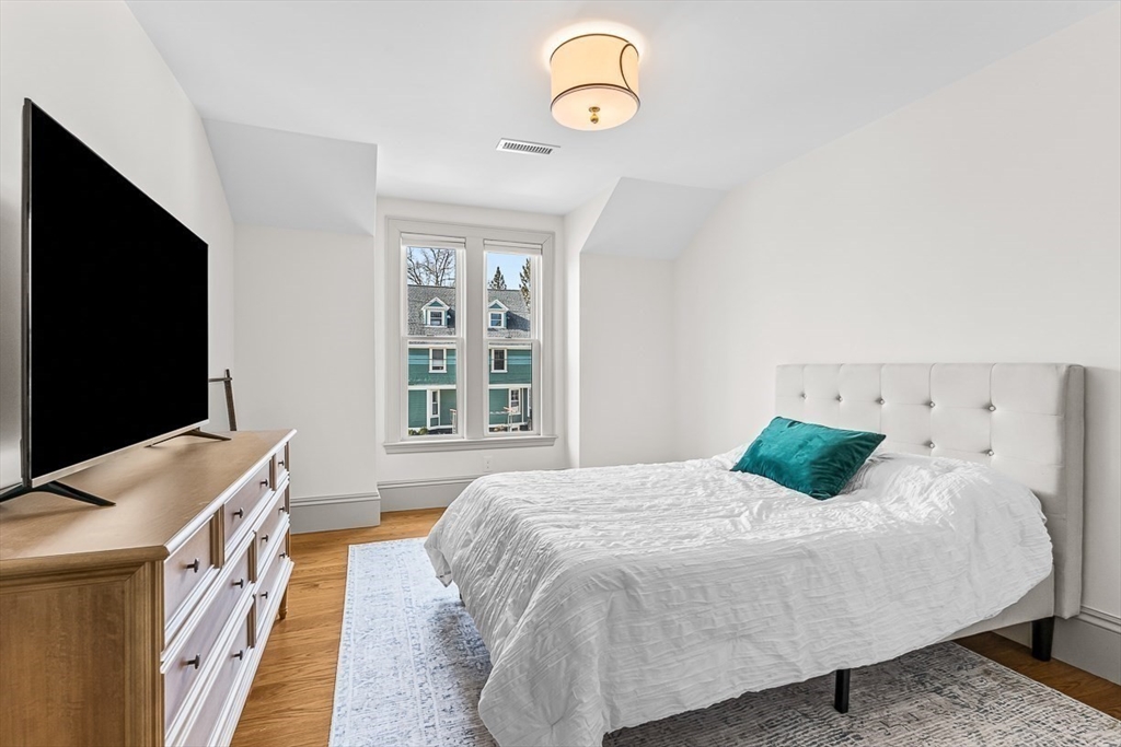 4 bed, 3 bath apartment for rent at 4 Norwood St Unit 4, Winchester — photo 16 of 35