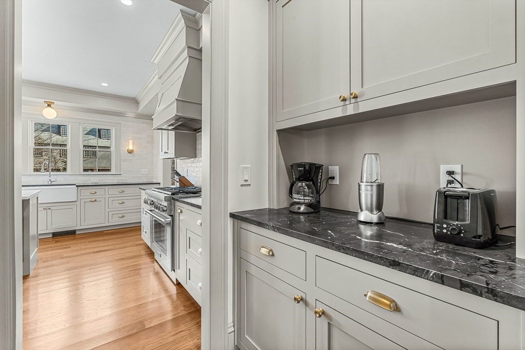 4 bed, 3 bath apartment for rent at 4 Norwood St Unit 4, Winchester — photo 11 of 35